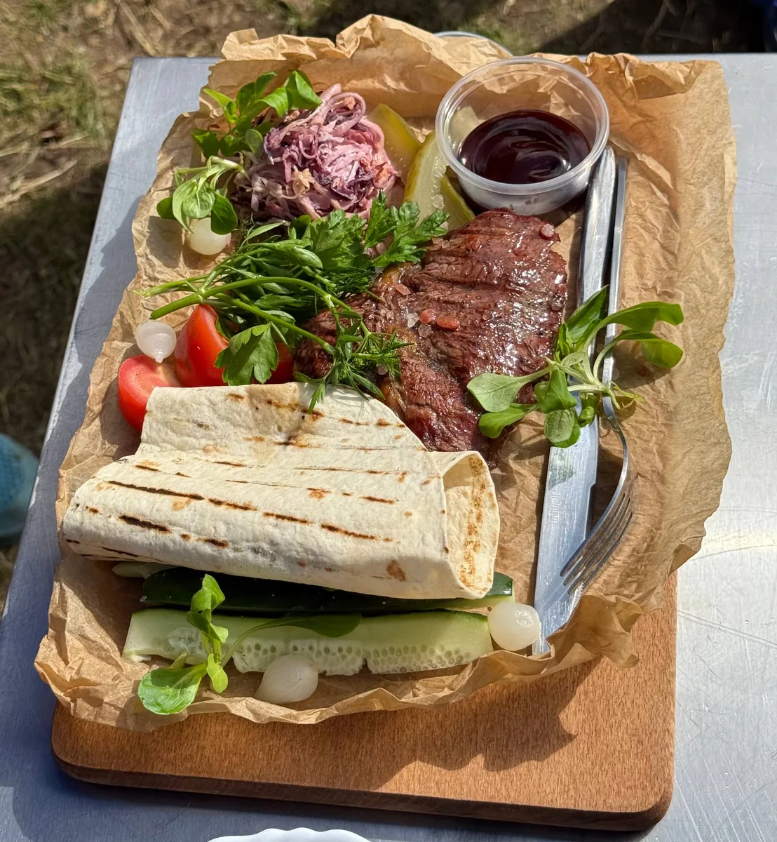Kepsnys su grilintu lavašu prie ežero — Green Valley Molėtai